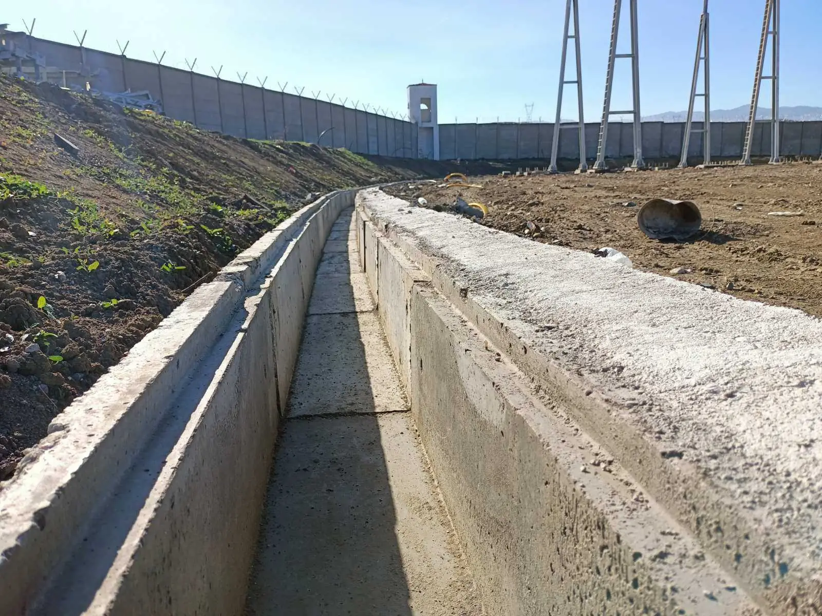 Ligne de caniveaux en béton posée sur un chantier