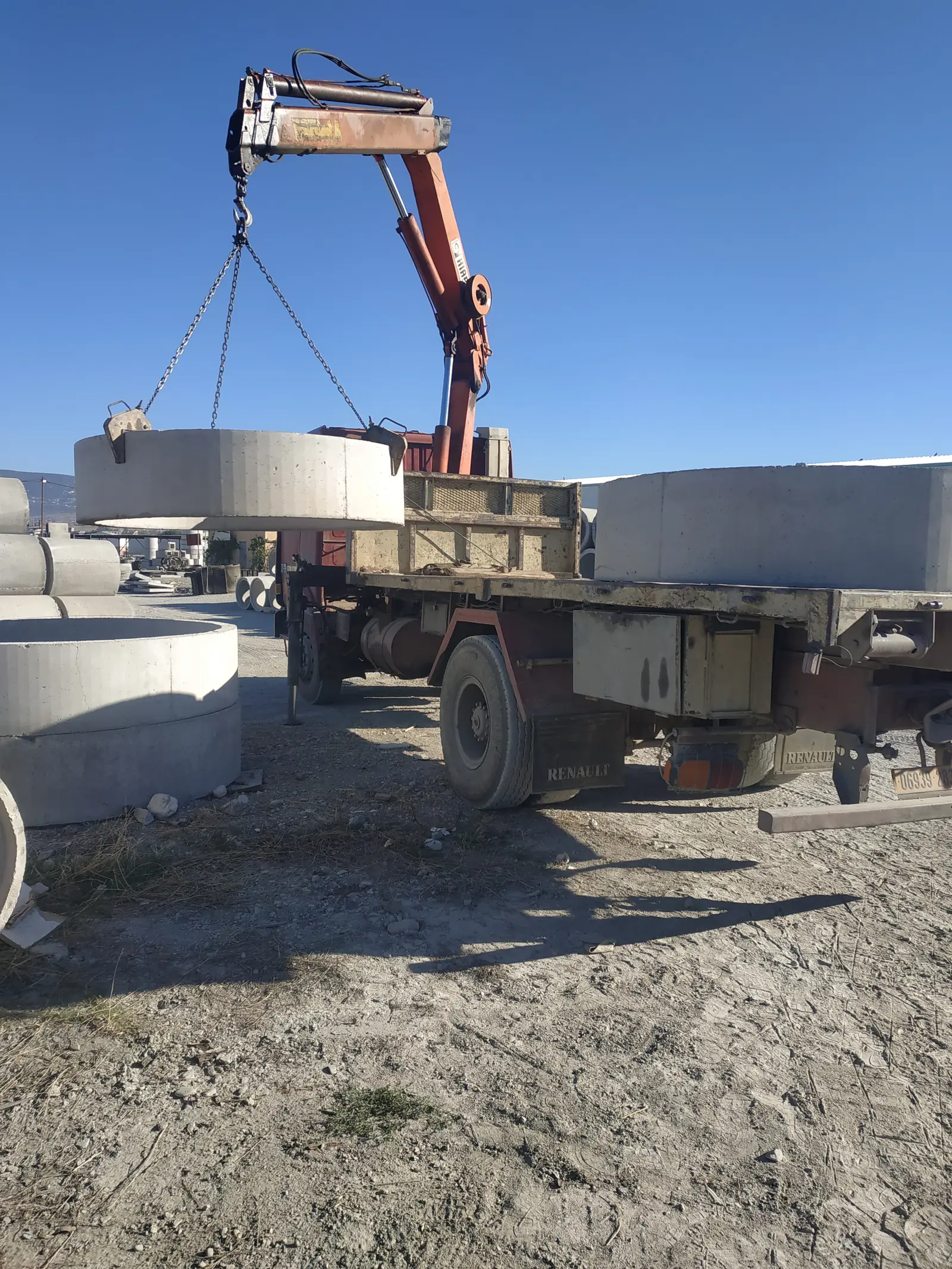 Déchargement d'un regard rond à la grue