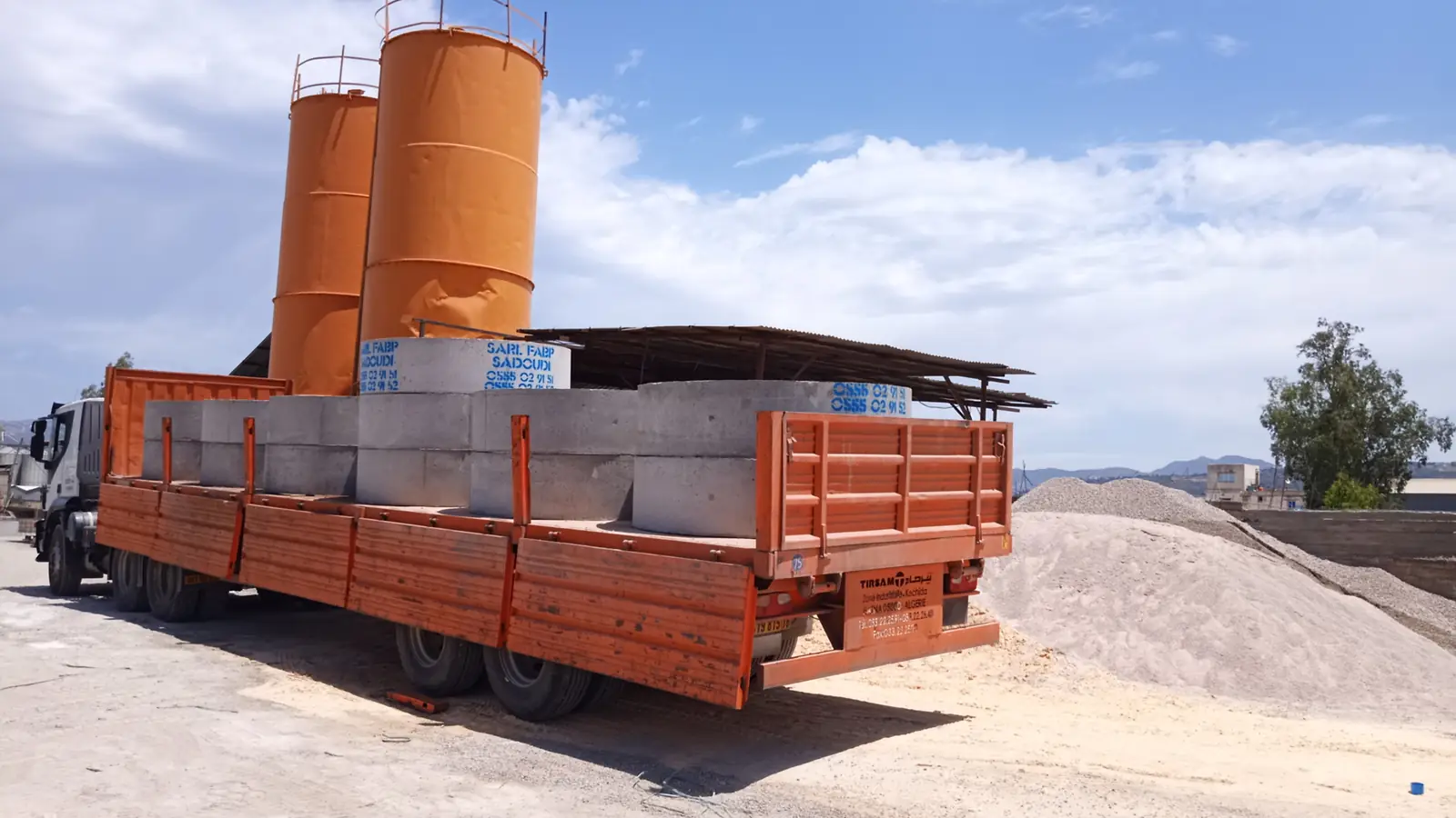 Semi-remorque chargée d'éléments en béton