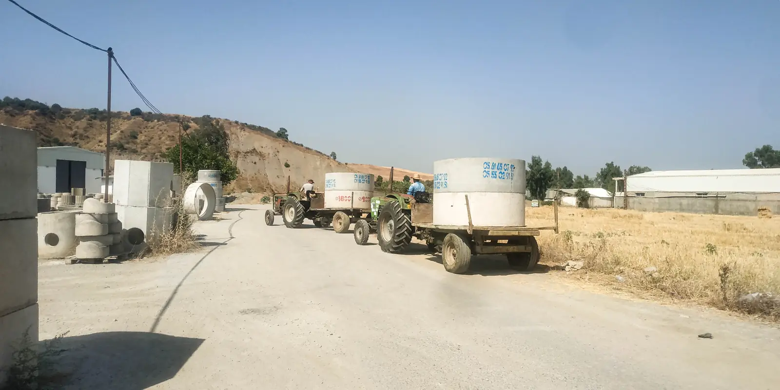 Livraison d'un regard rond par tracteur