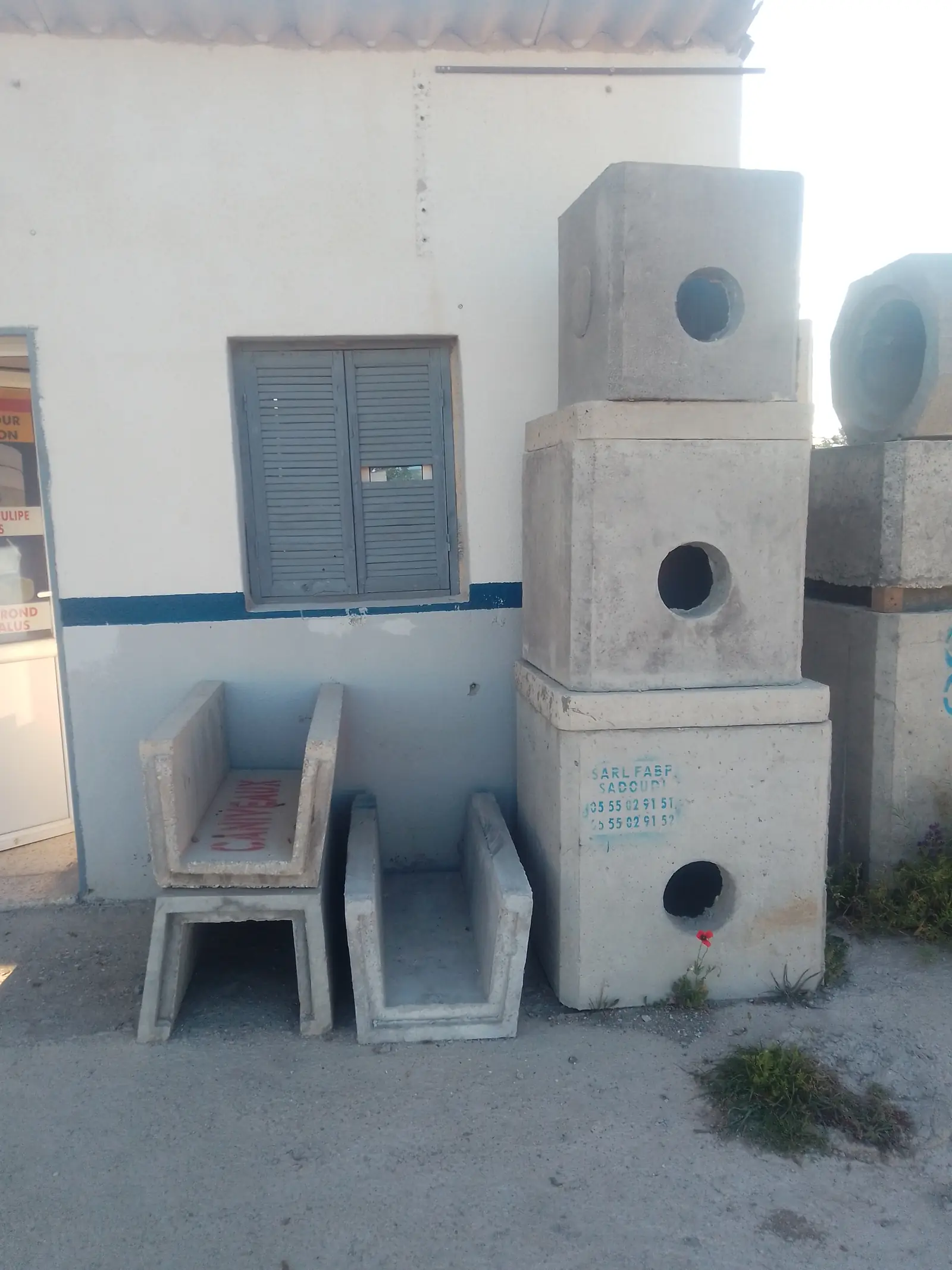 Regards, boîtes et caniveaux exposés devant le bureau de FABP Sadoudi