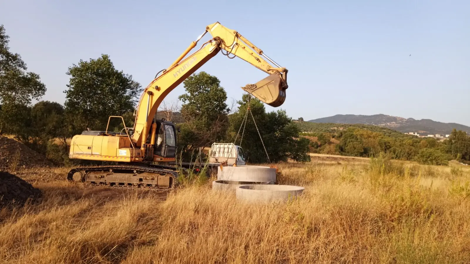 Excavation du puits à la pelle mécanique