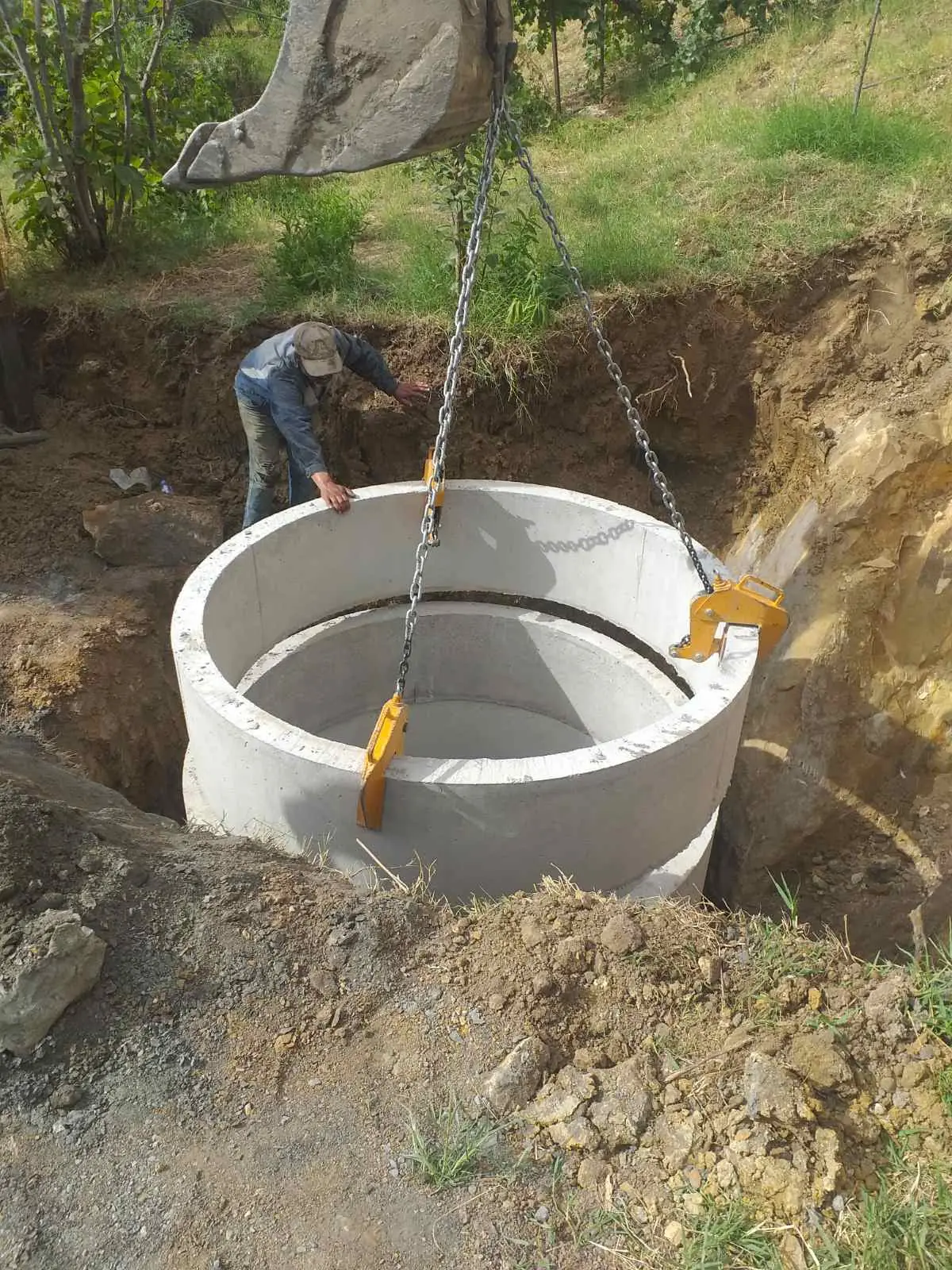 Buse armée descendue dans l'excavation