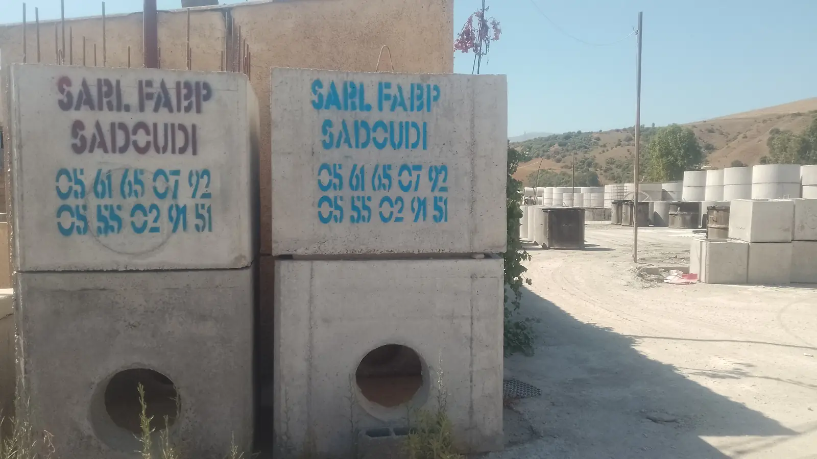 Regards carrés en béton marqués SARL FABP Sadoudi sur le parc de stockage