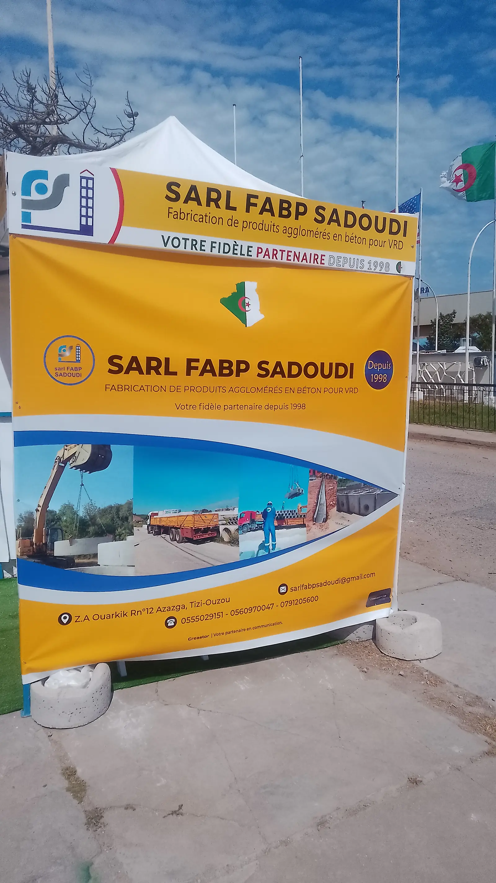 Panneau du stand : fabrication de produits agglomérés en béton pour VRD, depuis 1998
