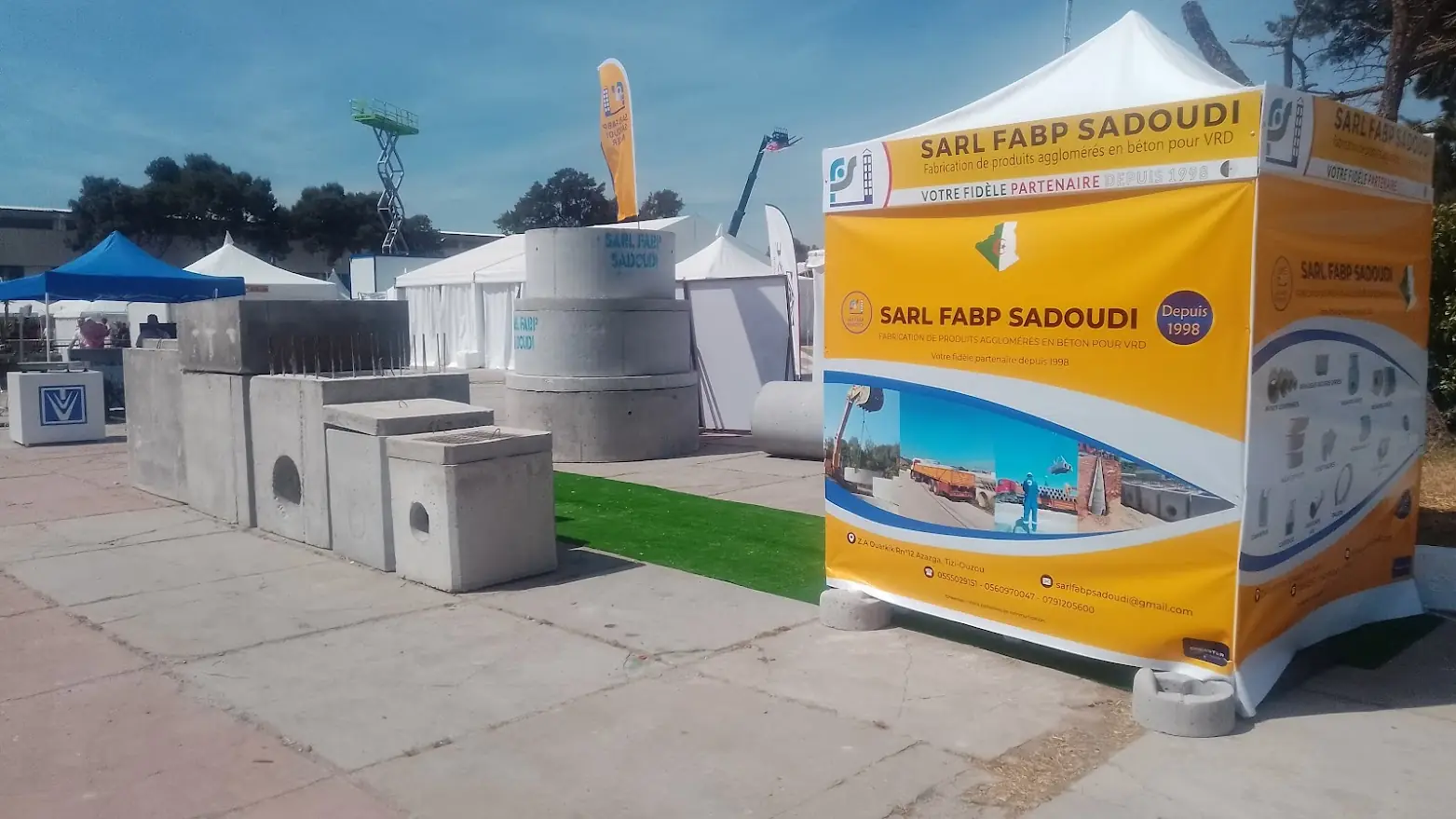 Stand FABP Sadoudi et produits en béton exposés en extérieur